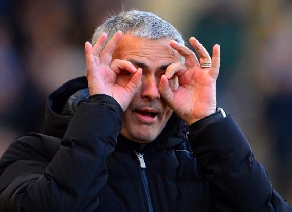 José Mourinho sender håndsignaler til sine spillere