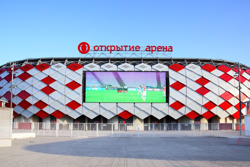 Spartak Moskvas hjemmebane Otkritie Arena set udefra på en solskinsdag. 