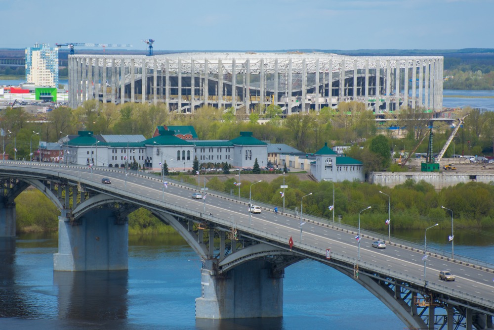 VM 2018-stadionet i Nisnij Novgorod set fra distancen. I forgrunden kan man se en bro og en bygning