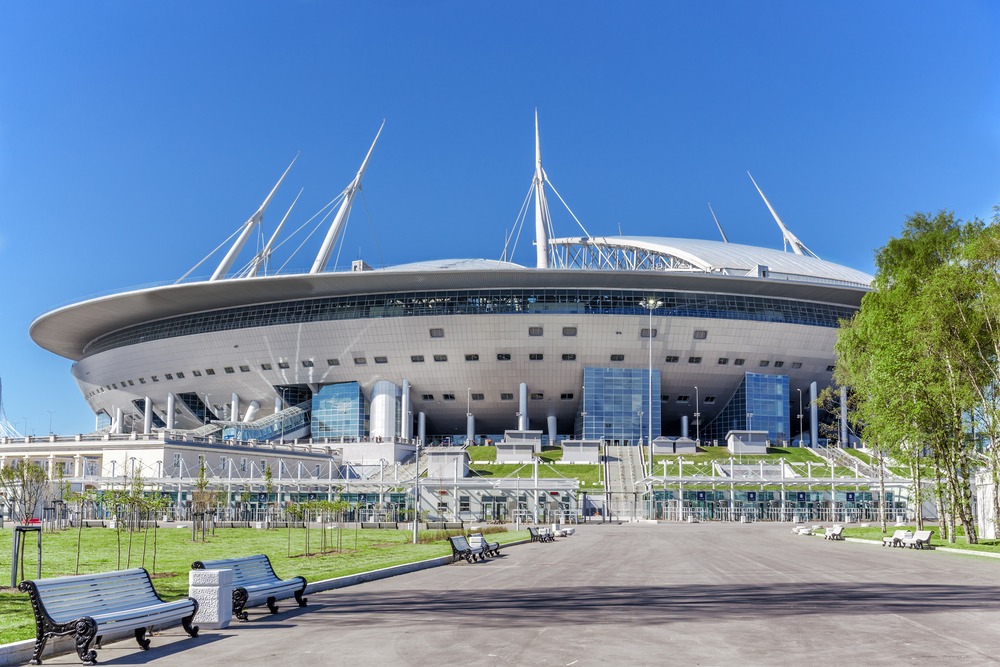 Zenit Skt. Petersborgs hjemmebane, Krestovsky Stadion, set udefra med blå himmel i baggrunden