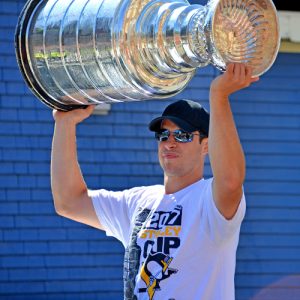 Sidney Crosby med Stanley-Cup trofæet