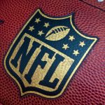 En amerikansk fodbold med det officielle NFL-logo på.