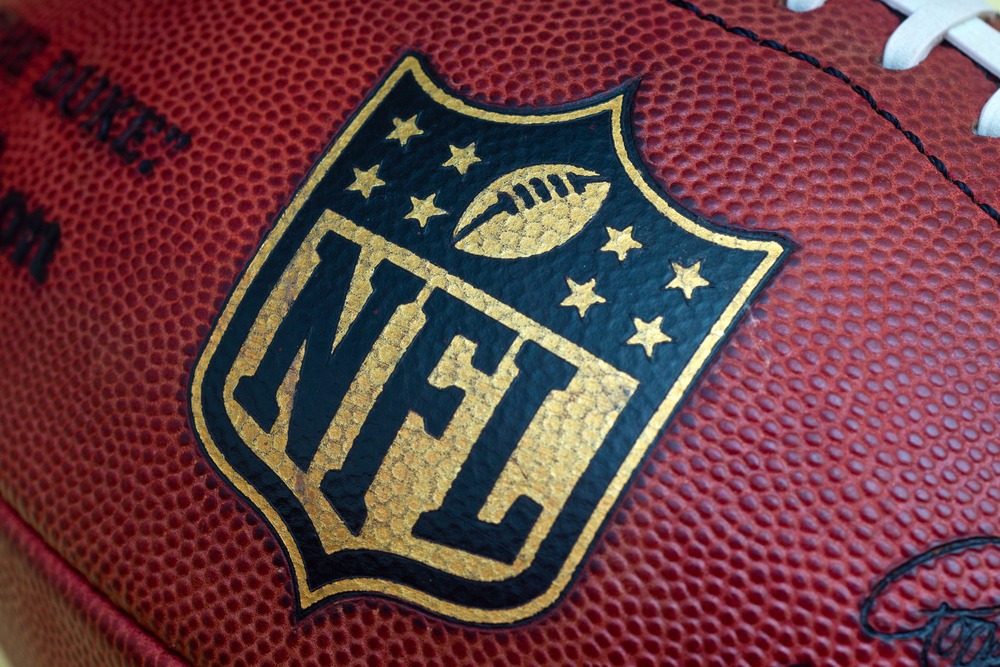 En amerikansk fodbold med det officielle NFL-logo på.
