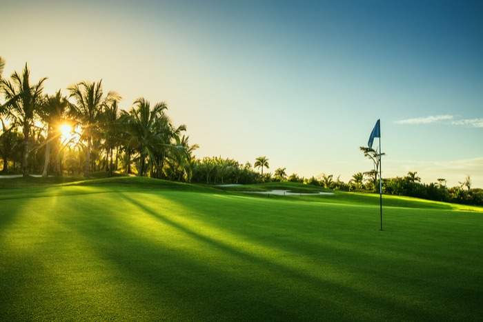 Solen går ned over en golf bane