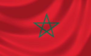 Det marokkanske flag på en bølget baggrund