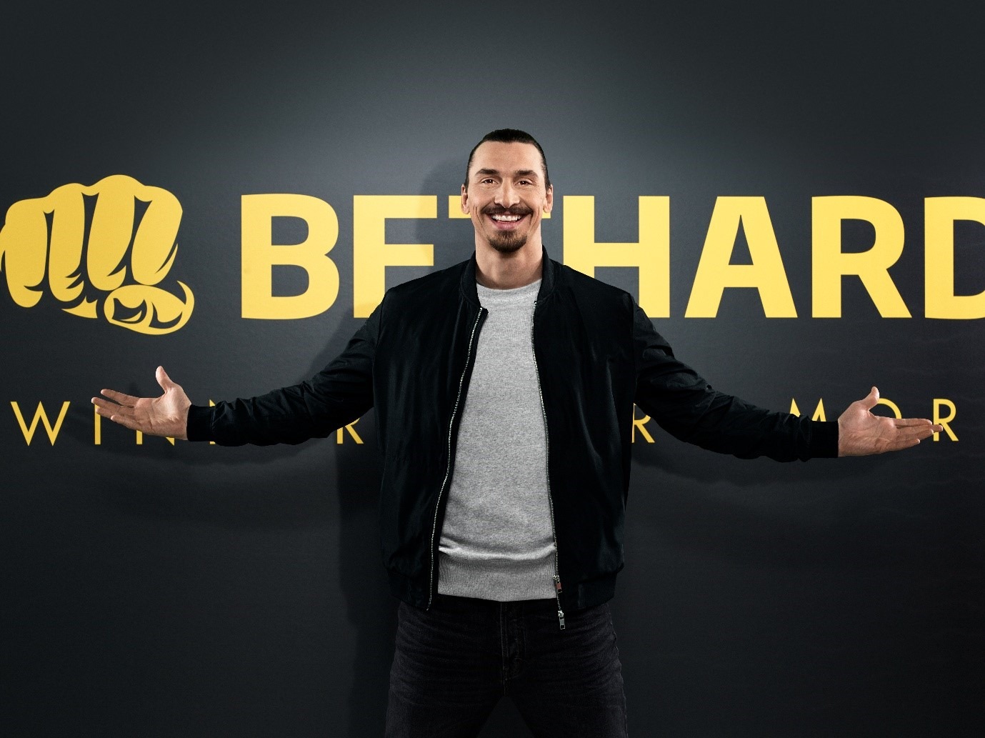 Den svenske fodboldspiller Zlatan Ibrahimovic foran et Bethard logo