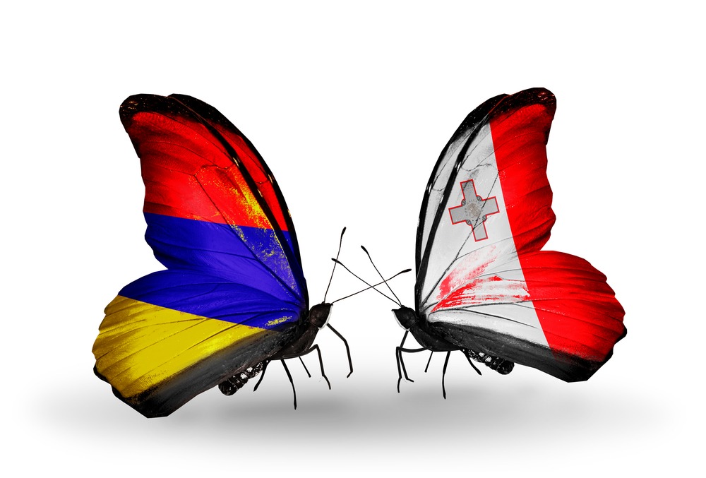 Armensk og maltesisk flag på sommerfugle