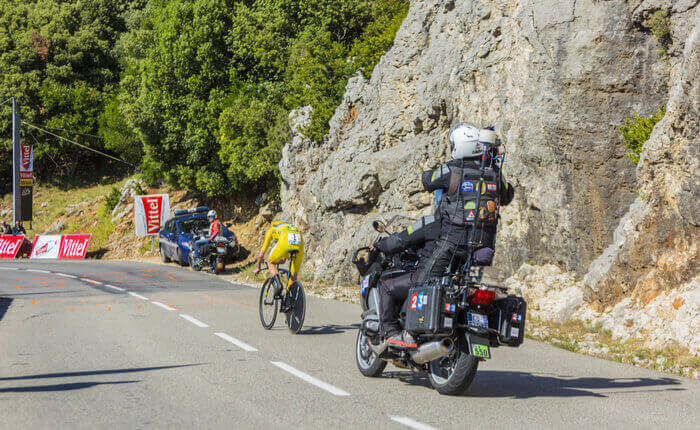 Cykelrytteren Christopher Froome i den gule førertrøje under en enkeltstart i Tour de France 2016