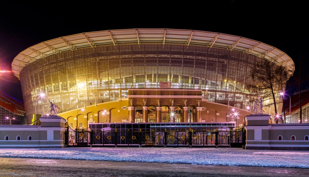 VM-stadionet i Jekaterinburg. I forgrunden ses den gamle til stadionet og i baggrunden arenaen.