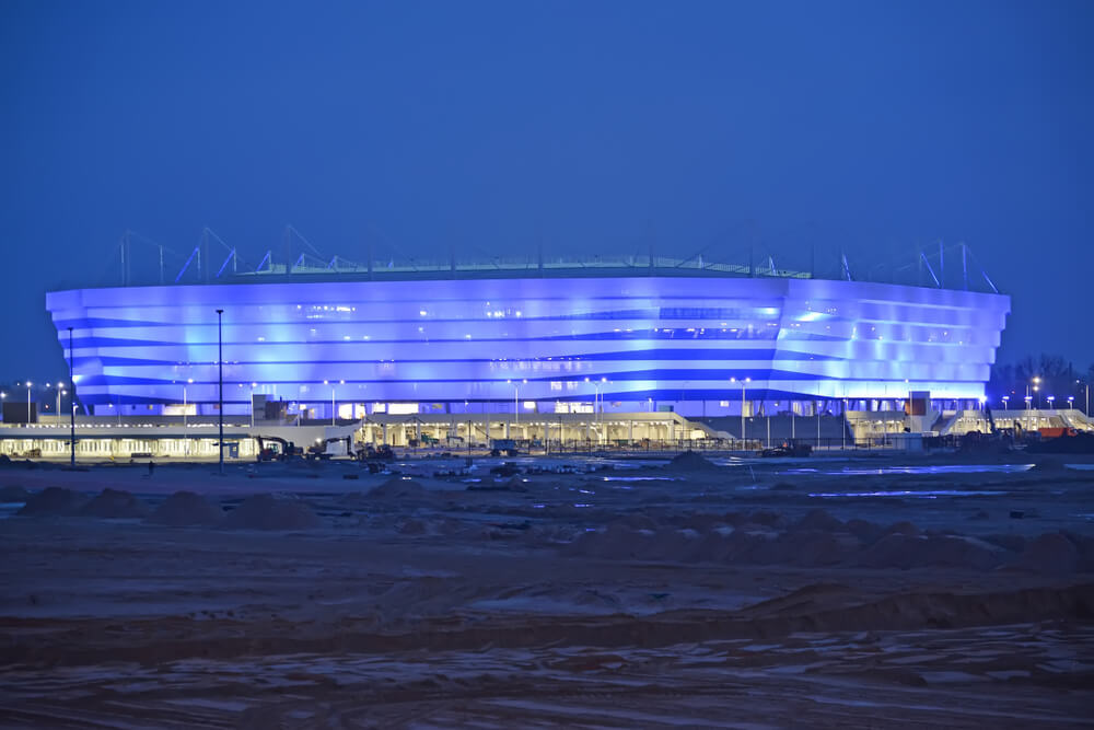 VM 2018-stadionet i Kaliningrad set om aftenen med lilla lys på en mørk nattehimmel