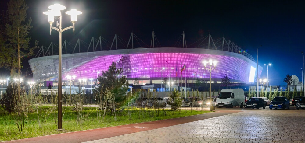 VM-stadionet i Rostov-ved-Don set om aftenen. I forgrunden ses træer og nattenhimlen i baggrunden