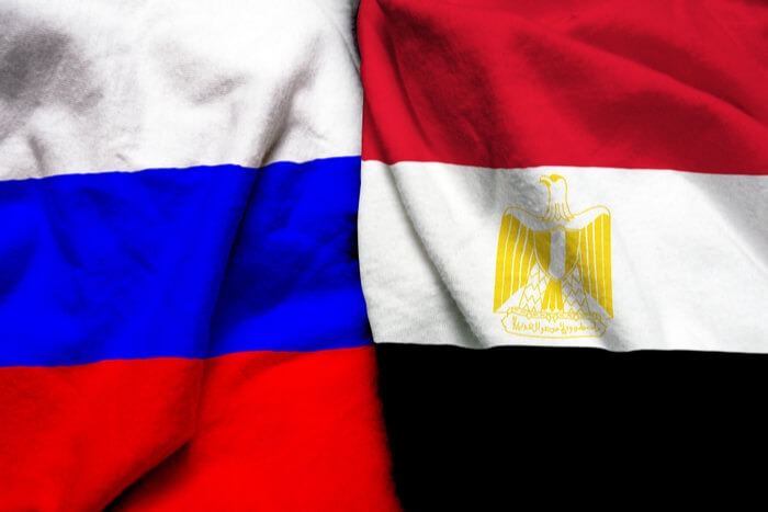 Det russiske og egyptiske flag sat sammen inden deres kamp imod hinanden ved VM 2018