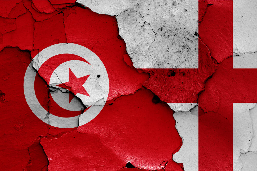 Tunesisk og engelsk flag overfor hinanden