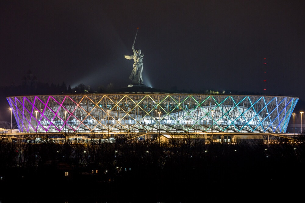 VM 2018-stadionet i den russiske by Volgograd set om aftenen. I baggrunden ses ikonisk statue