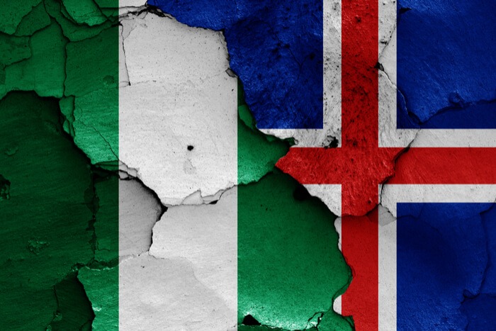 Det nigerianske og islandske flag sat sammen forud for kampen ved VM 2018
