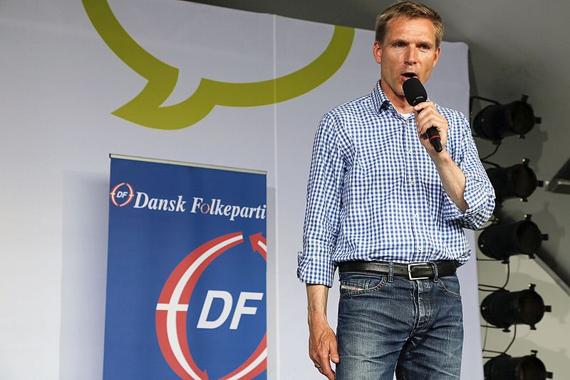 Politikeren Kristian Thulesen Dahl fra Dansk Folkeparti foran et Dansk Folkeparti-banner under Folkemødet på Bornholm i 2015