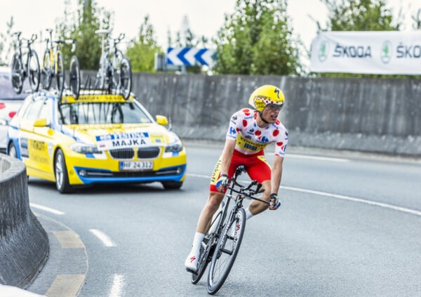 Cykelrytteren Rafal Majka iført den prikkede bjergtrøje under en enkeltstart i Tour de France 2015