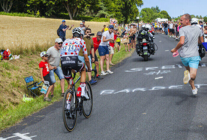 Cykelrytteren Warren Barguil under Tour de France 2017, hvor han bestiger et bjerg iført den prikkede bjergtrøje