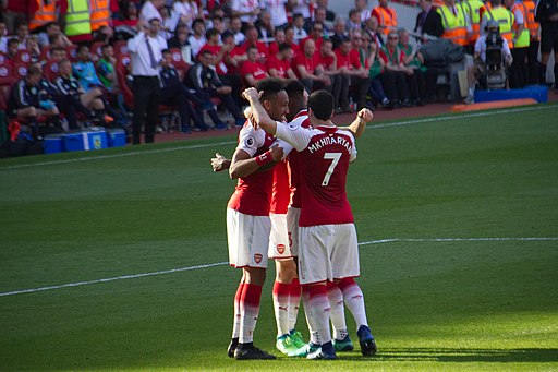 Pierre-Emerick Aubameyang fejrer et mål mod Burnley