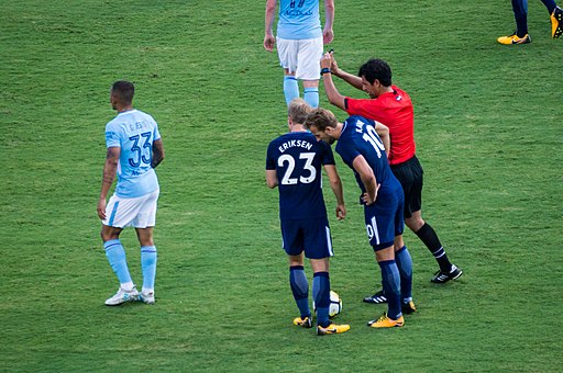 Harry Kane og Christian Eriksen diskuterer hvem der skal tage et frispark