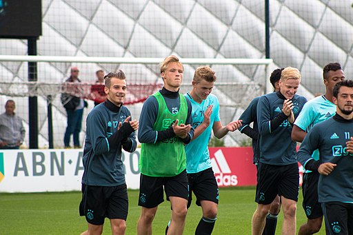 Kasper Dolberg med et par Ajax-spillere til træning