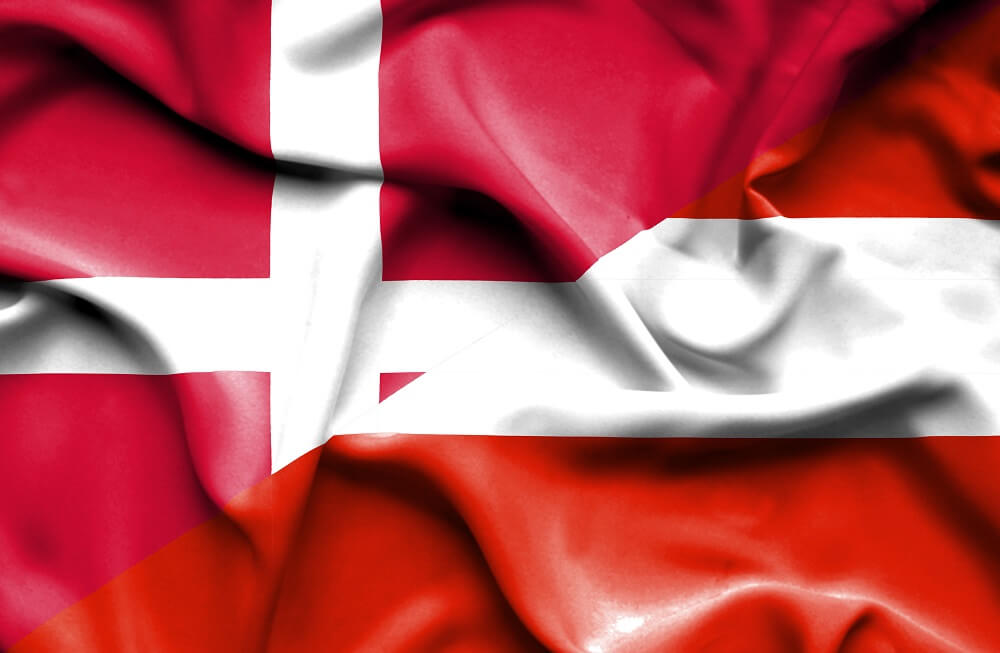 Dansk og østrigsk flag der blafrer i vinden
