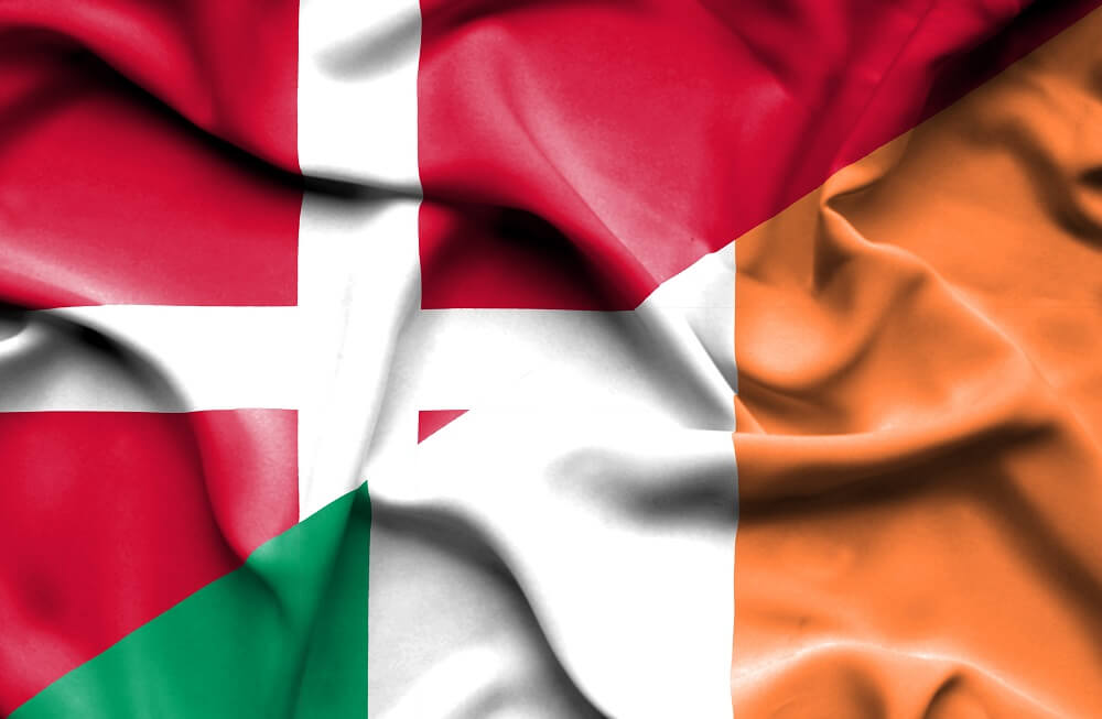 Et dansk og irsk flag som blafrer i vinden