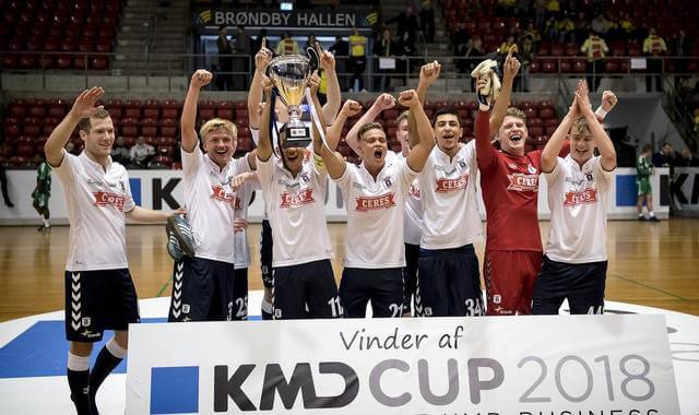 AGF løfter trofæet efter deres sejr ved KMD Cup anno 2018