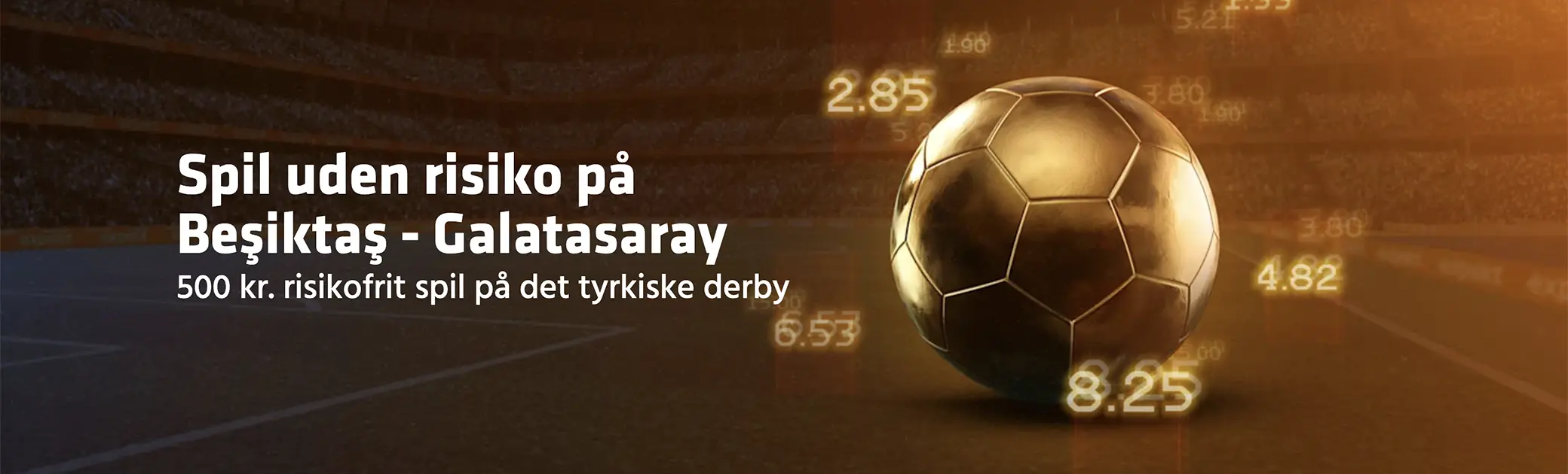 Banner med en guldfodbold på en fodboldbane med teksten: "Spil uden risiko på Beşiktaş - Galatasaray: 500 kr. risikofrit spil på det tyrkiske derby"