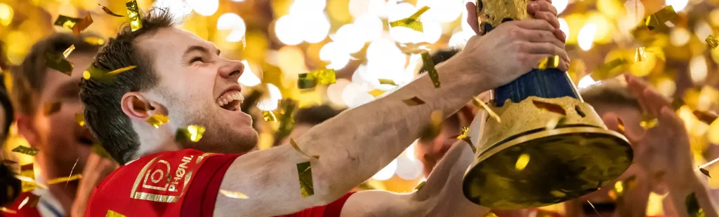 Mathias Gidsel med VM-pokal